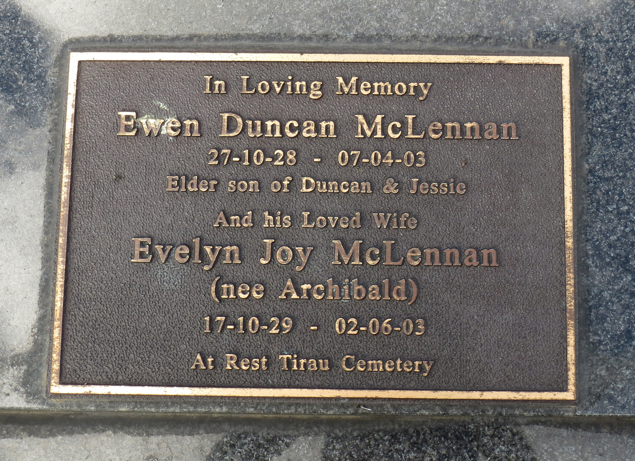 Photo of headstones/Ewen Duncan McLennan d2003 plaque Papakura